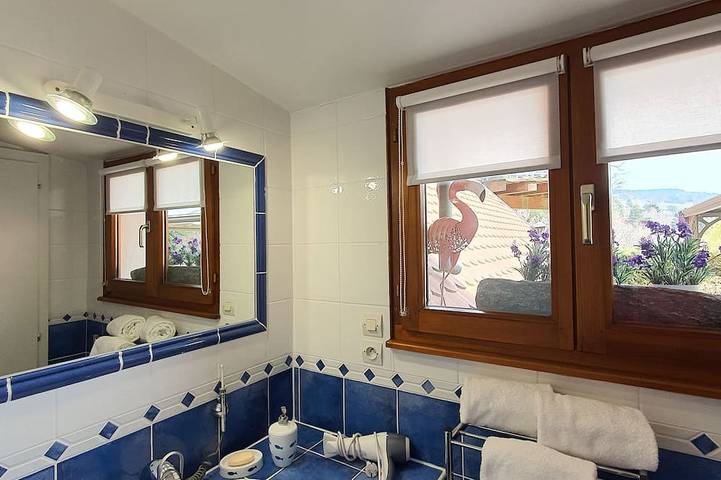 Gîte pour 3 personnes, avec terrasse ainsi que jardin et piscine à Soultzeren - 4