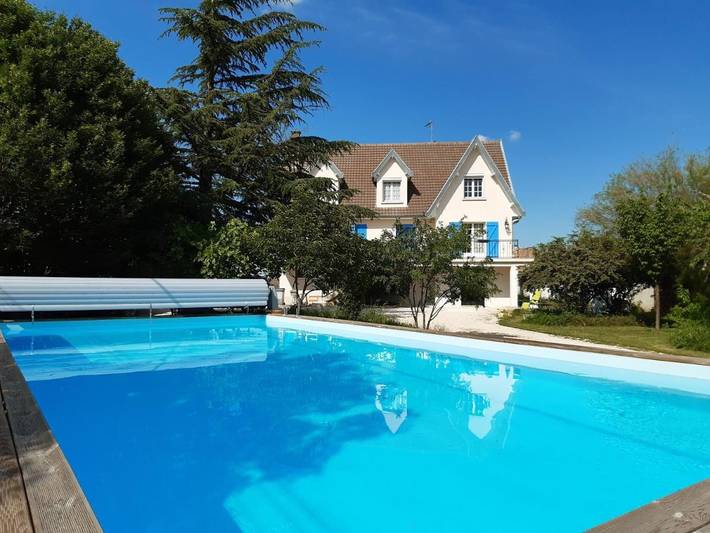 Location de vacances pour 2 personnes, avec Jardin ainsi que Piscine et Vue dans Corpeau