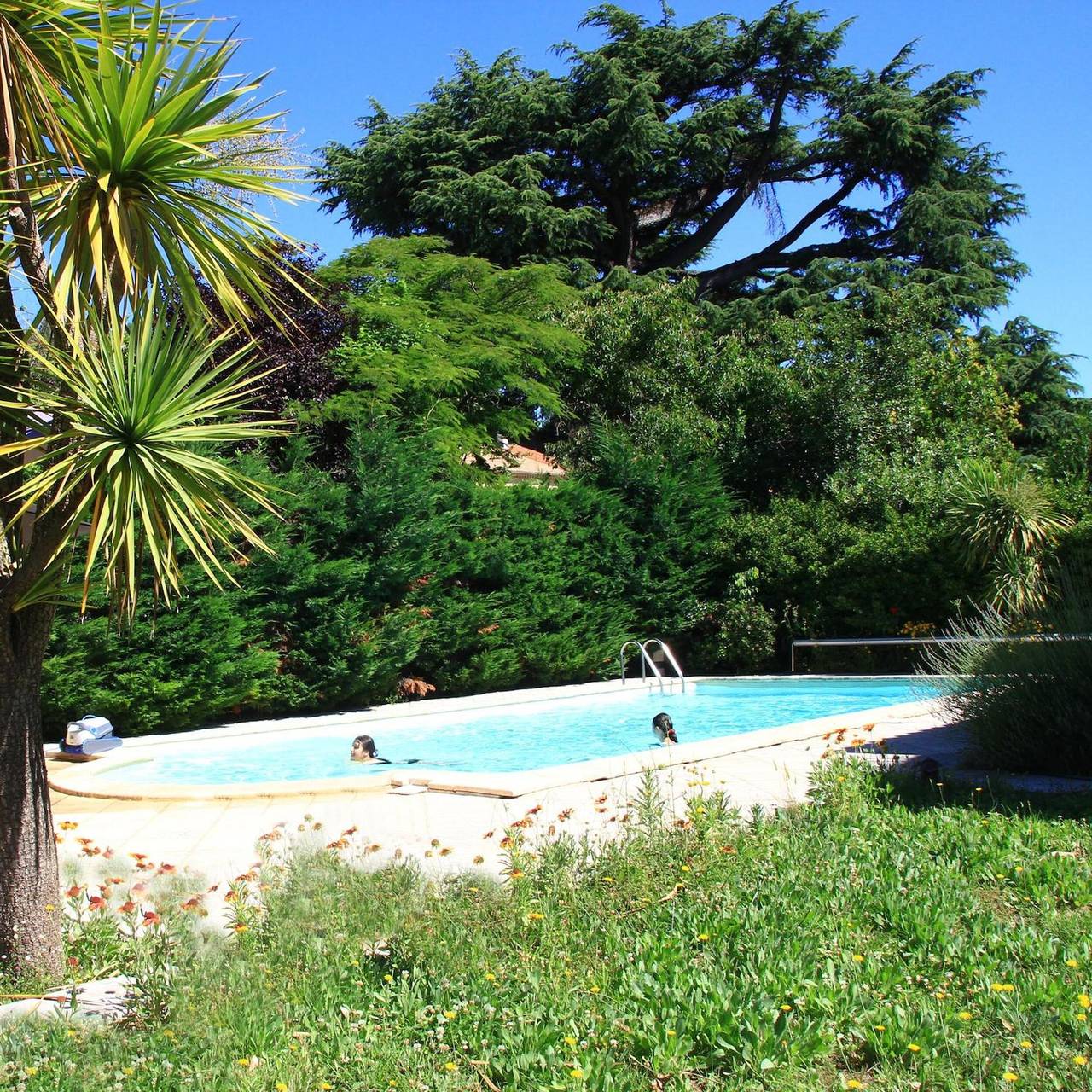 Appartement entier, Appartement "Loudéro" avec piscine partagée, terrasse privée et Wi-Fi in Bédarieux, Région de Béziers