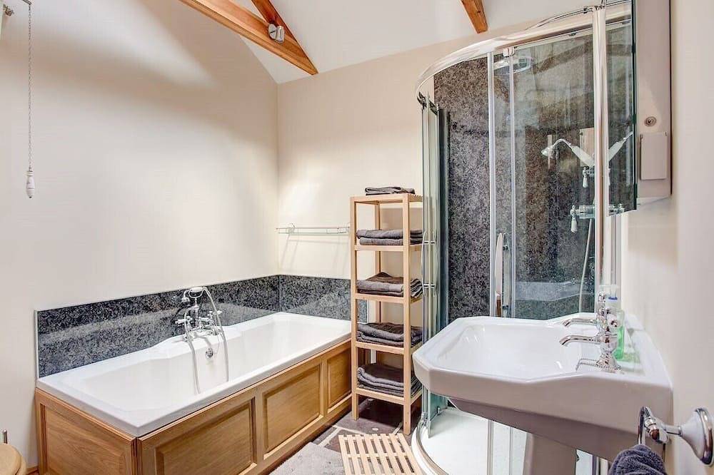 Mona's Cottage - Private Parking, Sea Views, Garden & Close To Harbour & Beach in Charlestown, Cornwall