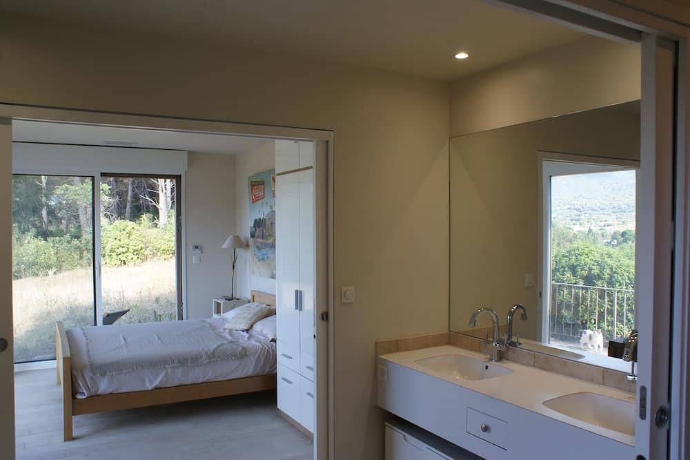 Unique villa for 6 people, 2 minutes from Lourmarin! in Lourmarin, Regionaler Naturpark Luberon