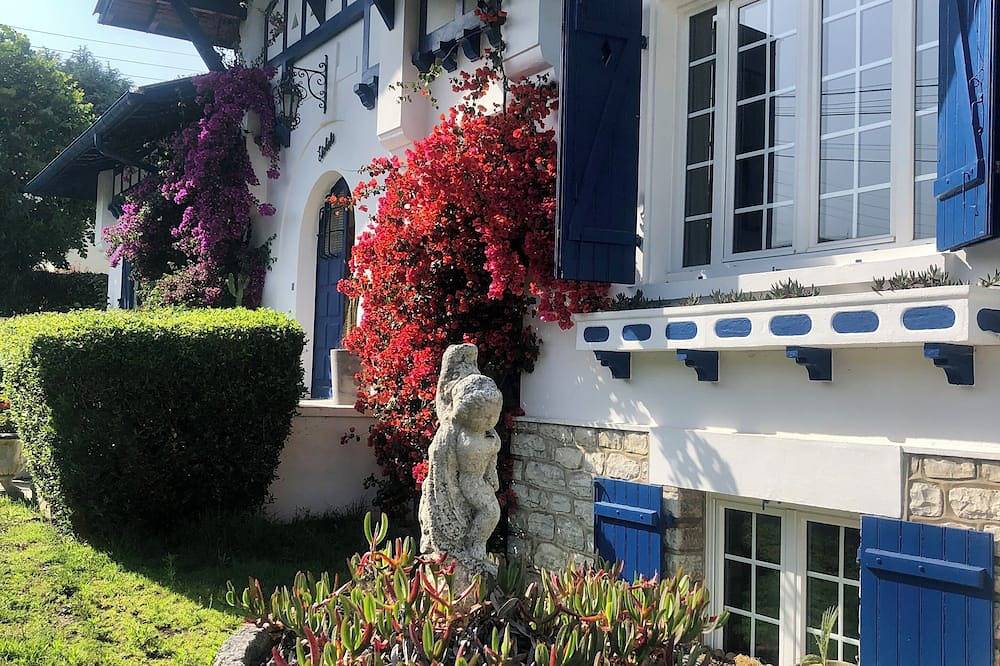 Remarkable Neo Basque house, Bayonne town center, 800m² heated swimming pool in Bayonne, Bayonne region