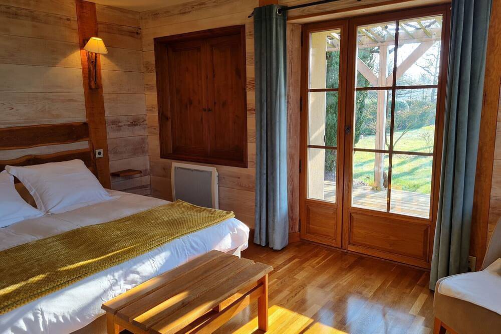 Chambre familiale au cœur de la nature avec jardin et piscine privée, idéale pour explorer le Loiret in Vitry-aux-Loges, Région d'Orléans