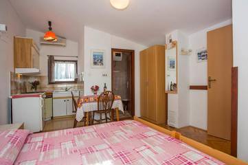 Maison d’hôte pour 4 personnes, avec jardin et balcon à Pula