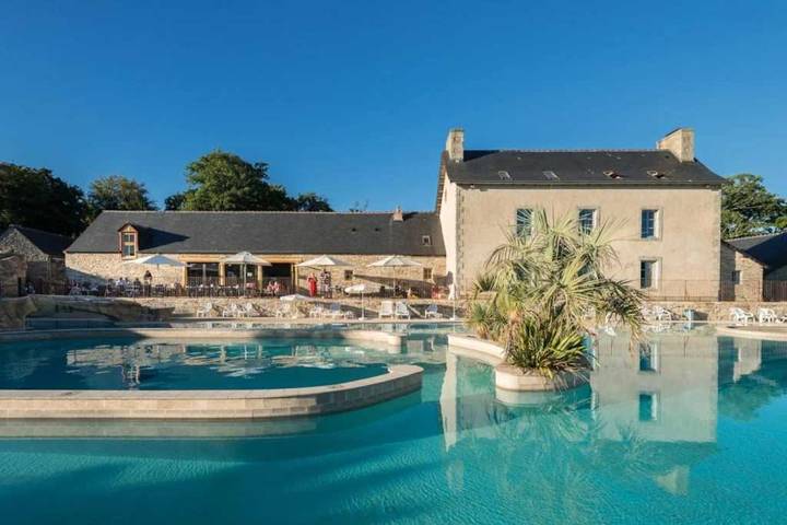 Location de vacances pour 9 personnes, avec jacuzzi ainsi que sauna et bassin pour enfant à Quimper