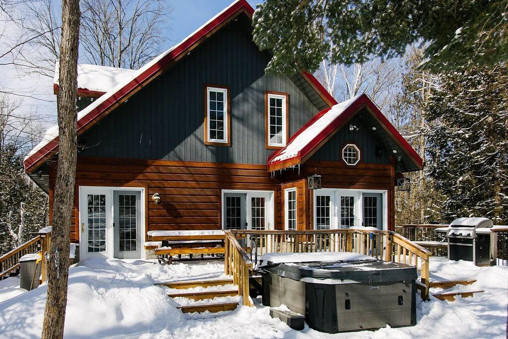 \"Dingle Run Lodge\" at Sir Sam's (hot tub/sauna) in Algonquin Provincial Park