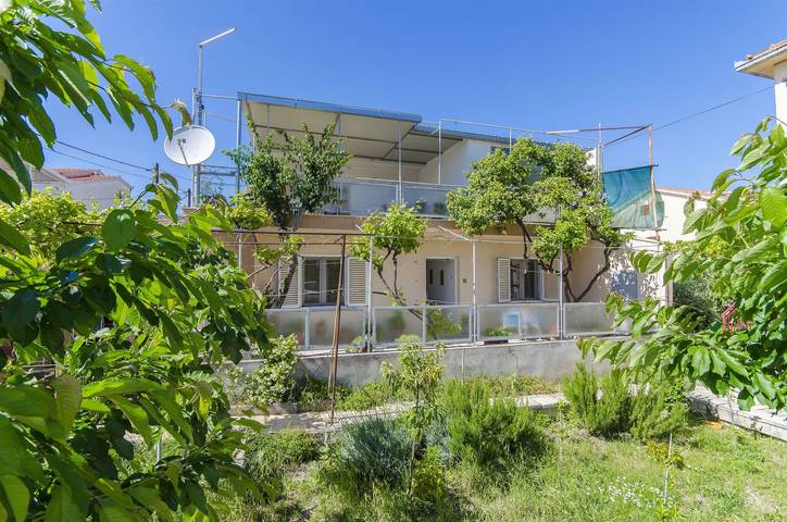 Apartamento entero, Apartamento de vacaciones para 4 personas con terraza in Trogir, Condado de Split-Dalmacia