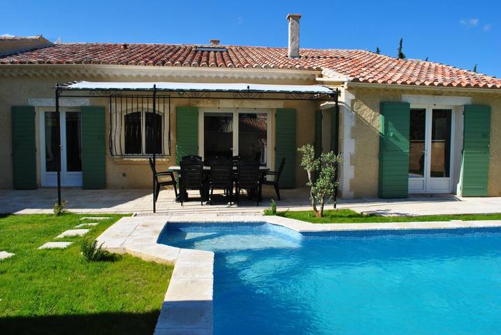 Location de vacances pour 8 personnes, avec jardin ainsi que terrasse et piscine à Paradou
