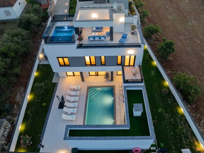 Ferienhaus für 10 Personen, mit Garten und Balkon sowie Sauna in Petrcane