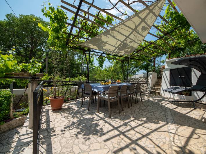 Ferienhaus für 12 Personen, mit Balkon und Terrasse sowie Seeblick in Tribalj