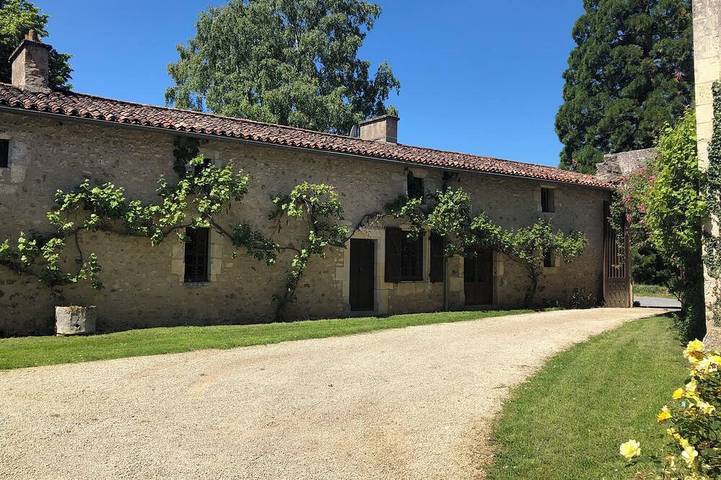 Gîte pour 6 personnes, avec jardin et terrasse ainsi que sauna et piscine, animaux acceptés à Nouaillé-Maupertuis