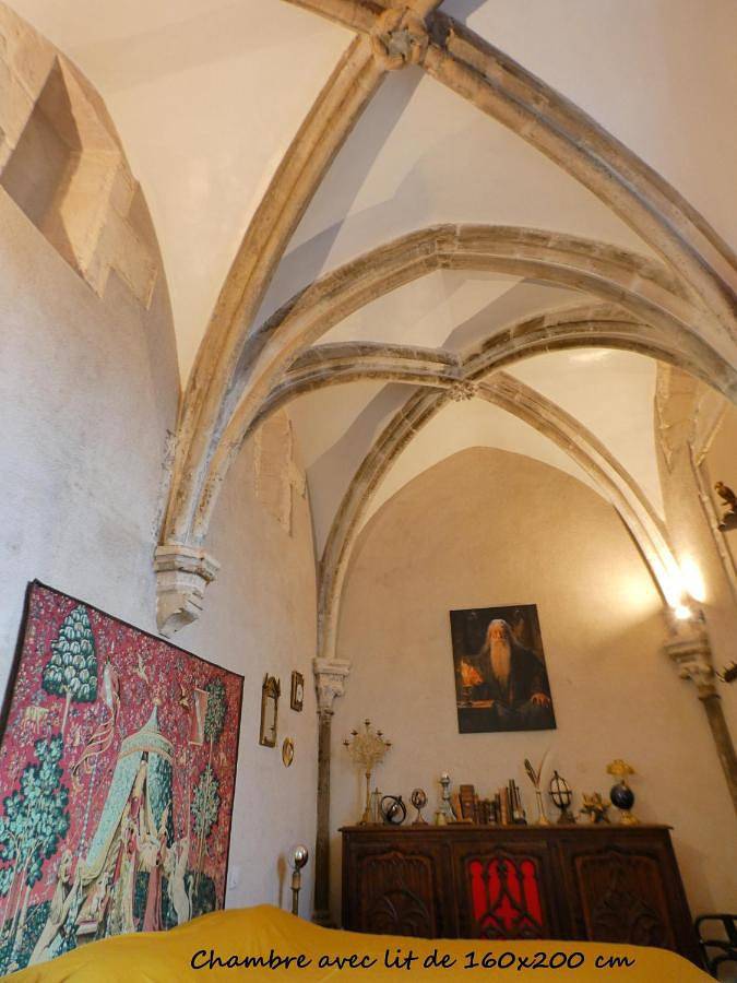Suite des 7 Sorciers, nuit dans une Chapelle d'un Manoir Magique in Bourges, Région de Bourges