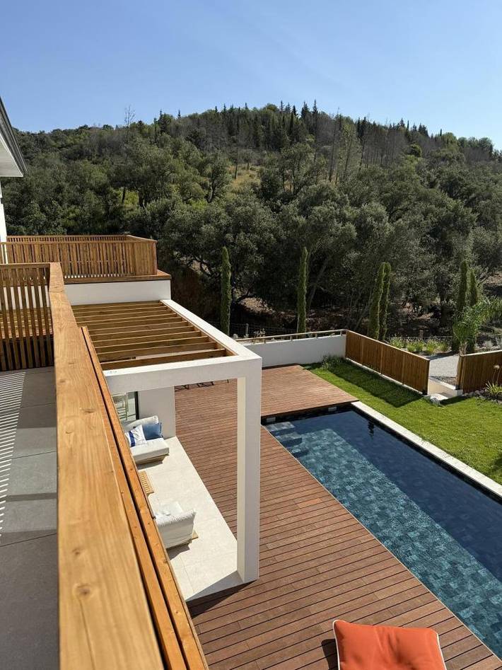 Gîte pour 10 personnes, avec jardin ainsi que terrasse et piscine