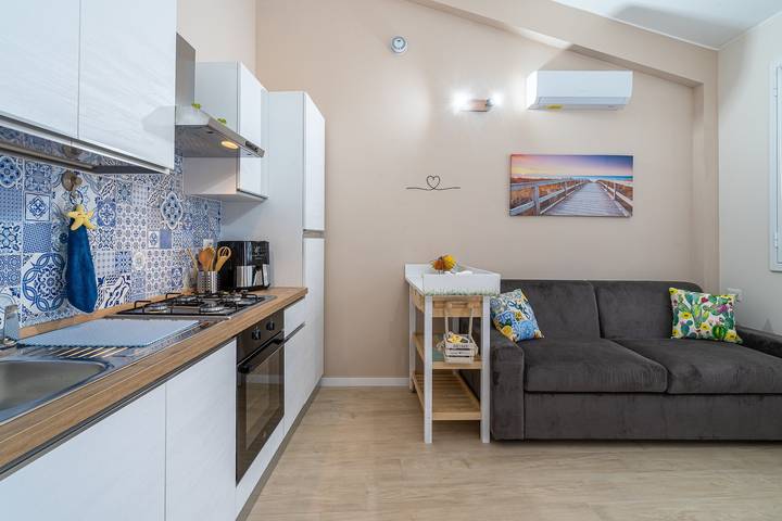 Appartamento intero, Villa 'Benvenuti Al Sud' con terrazza privata, giardino privato e aria condizionata in Marina di Avola, Avola