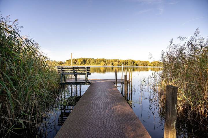 Ferienhaus für 4 Personen, mit Terrasse und Garten sowie Seeblick und Ausblick in Röbel-Müritz
