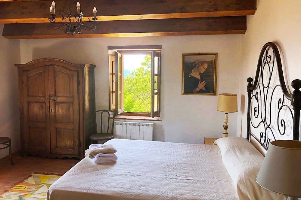 New Tuscan villa for large group, private pool, walk to restaurant in Villa Collemandina, Garfagnana