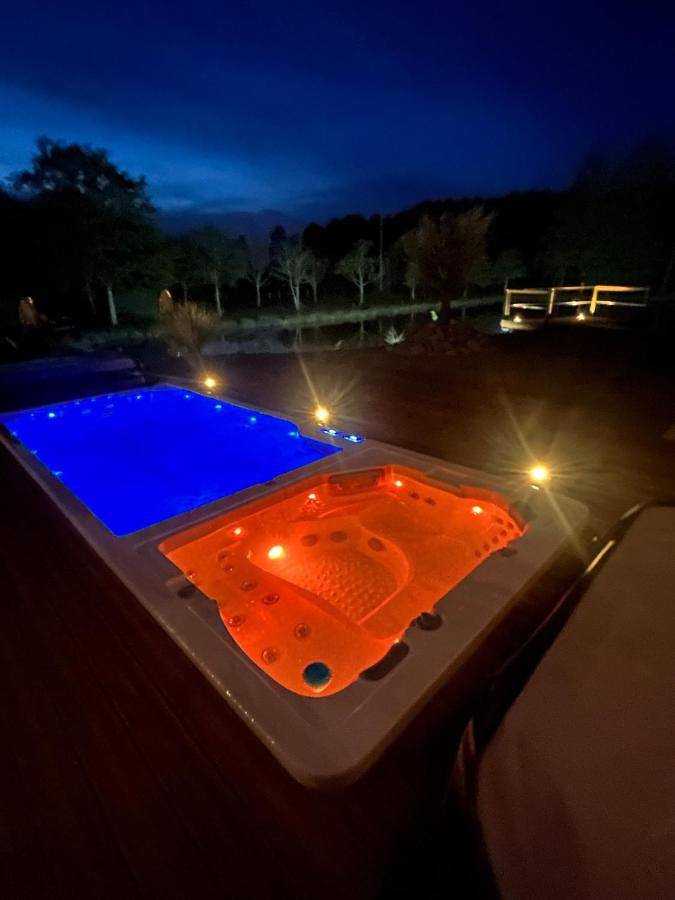 Location de vacances pour 16 personnes, avec terrasse ainsi que piscine et jacuzzi à Escolives-Sainte-Camille