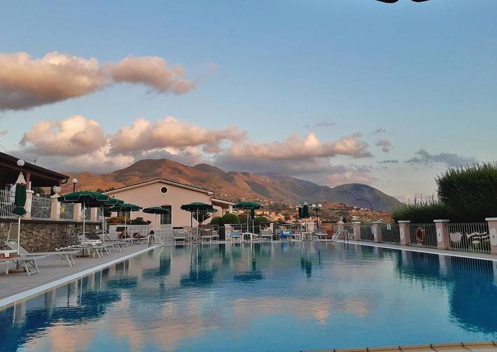 Hotel per 4 persone, con idromassaggio e giardino nonché sauna e piscina - 1