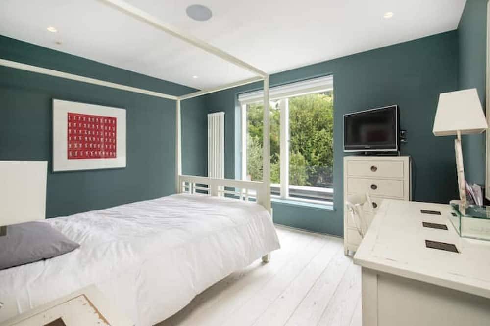Spacious & Stylish Family Home With Lovely Garden in Hammersmith and Fulham, London