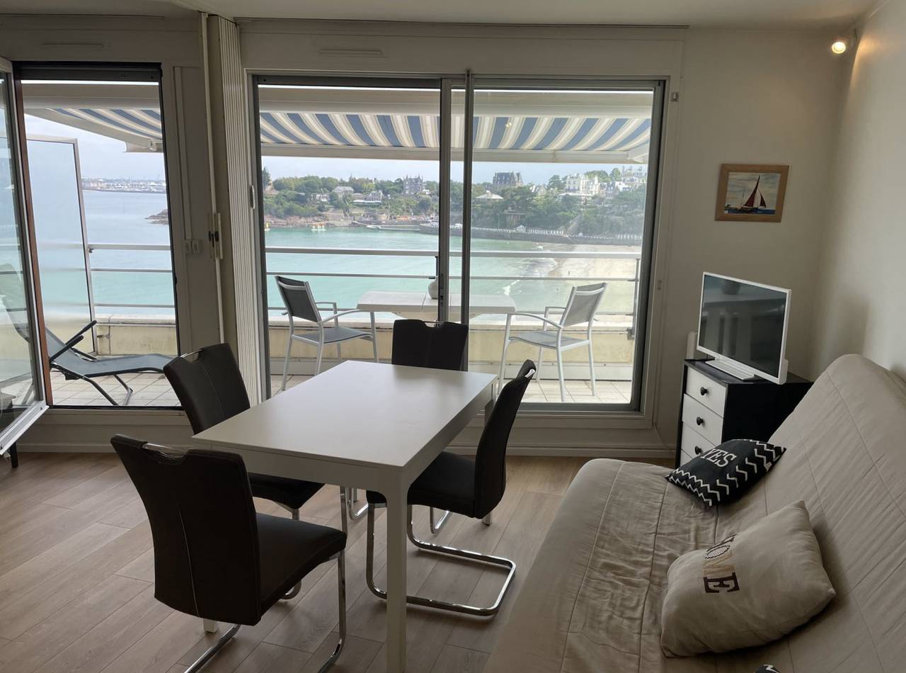 Studio entier, Dinard, les pieds dans l'eau avec vue panoramique mer in Dinard, Région de Saint-Malo