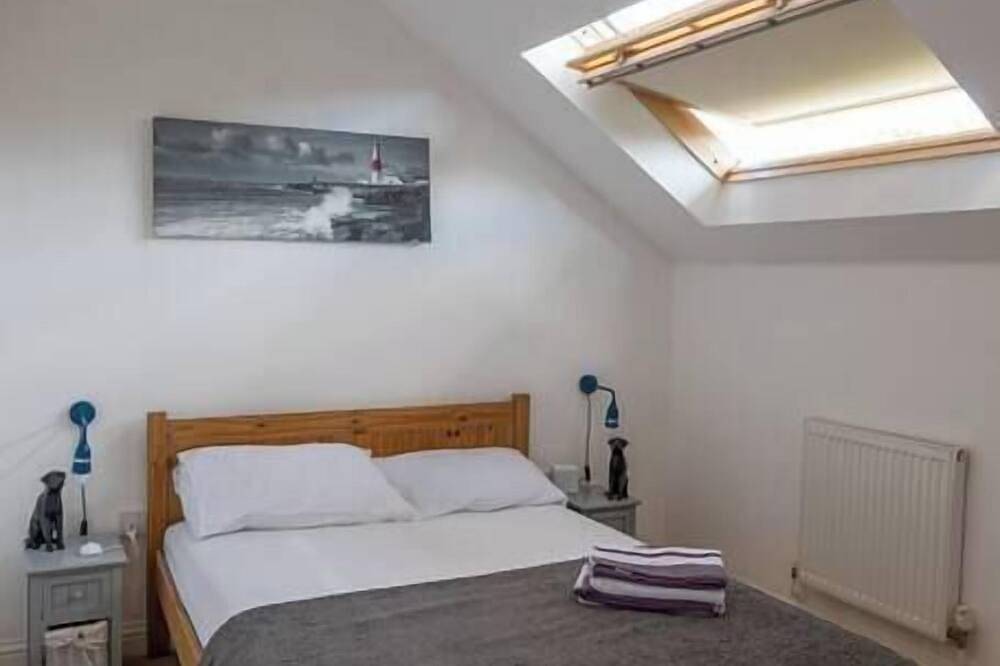 Smart & Cosy Family Home, Quiet Road, Dog Friendly, Smart House, Quiet, Private Road in Cheltenham, Gloucestershire
