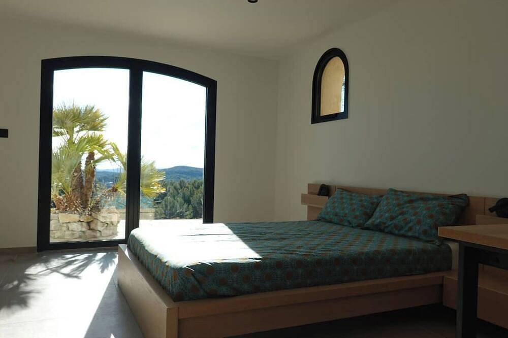 Villa isolée avec Ac, piscine chauffée et vue sur les vignobles et la mer in Callas, Région de Draguignan