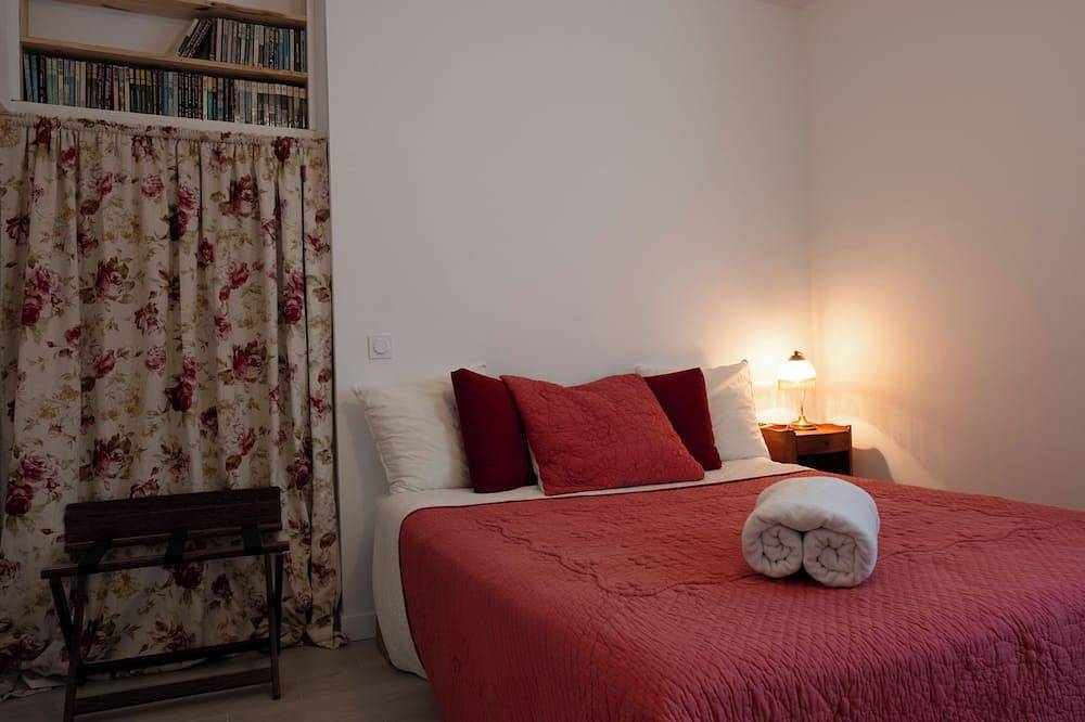 Escale Bleue Private guest room with bathroom & lounge in 1930s boutique in Portrieux, Región de Guingamp