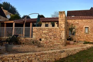 Location de vacances pour 2 personnes, avec terrasse ainsi que piscine et jacuzzi à Vézac