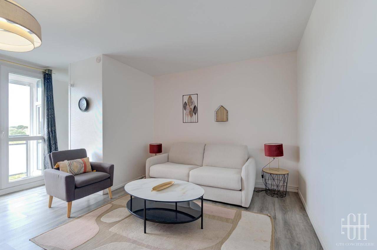 Appartement entier, Studio with Balcony in Chambray-lès-Tours, Région de Tours