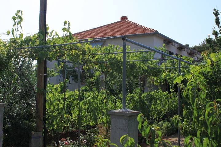 Appartamento intero, Appartamento di tre stanze con terrazzo e vista mare Ugliano - Ugljan -a in Ugliano, Isola di Ugljan