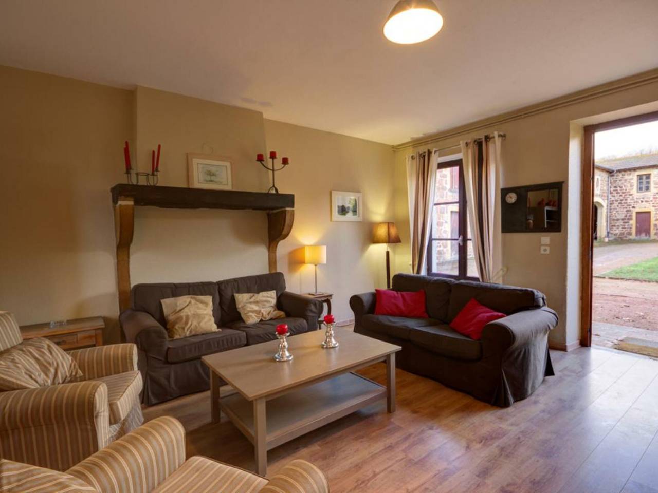 Geräumiges Ferienhaus mit Freizeitangebot und 80 ha Park, Haustiere erlaubt in Roanne und Umgebung