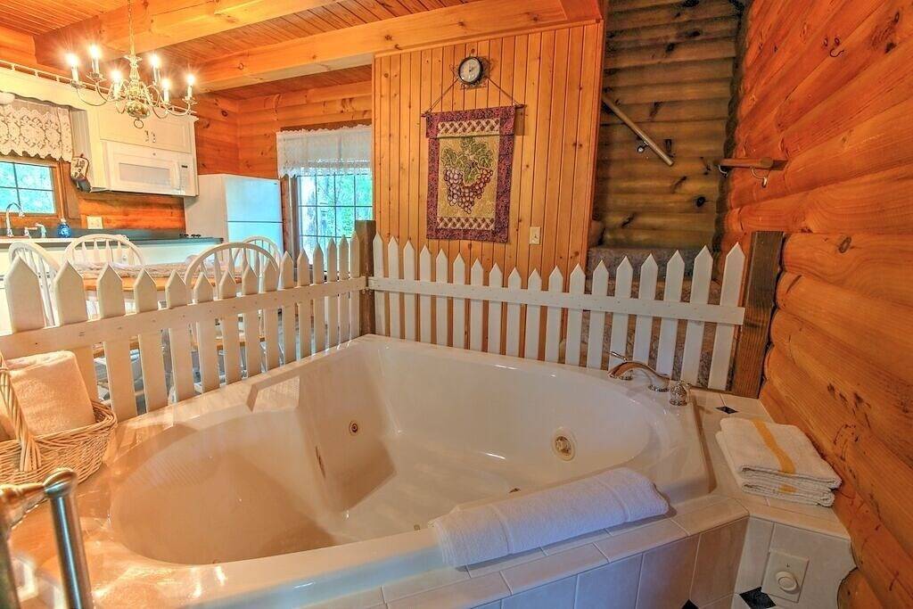 Unglaubliche Aussichten! Romantische Hütte mit Whirlpool, Whirlpool, Kamin und Küche in Holmes County