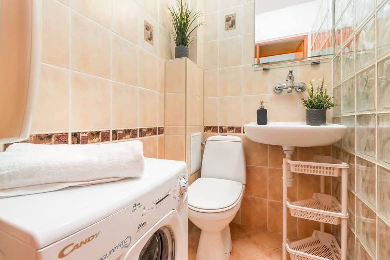 Entire studio, Wilcza 55 63 Cosy Studio Warsaw Center in Warsaw Śródmieście, Warsaw