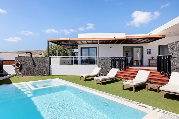 Villa for 6 people, with garden in Puerto Calero Marina