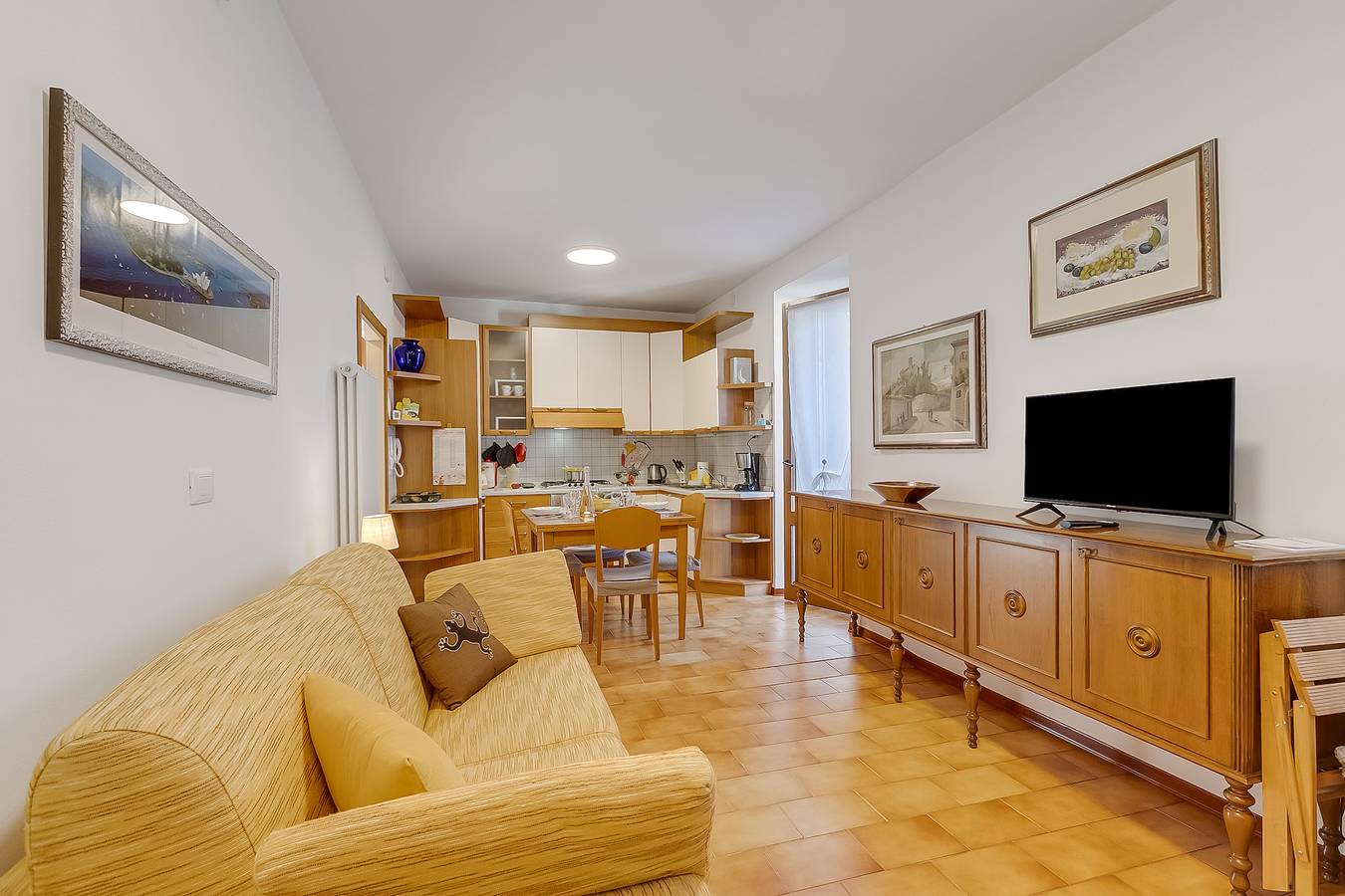 Entire apartment, Charming 1-Bed Apartment in Nago-Torbole with Balcony & Wi-Fi in Nago-Torbole, Garda Mountains
