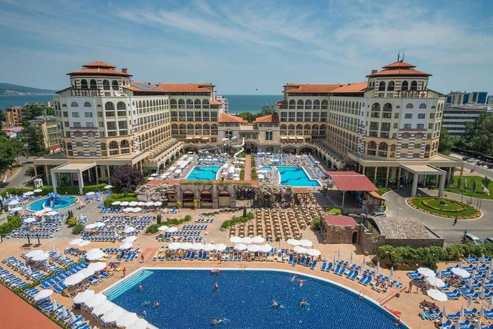 Resort per 4 persone, con Balcone e Terrazza nonché Giardino e Piscina in Bulgaria