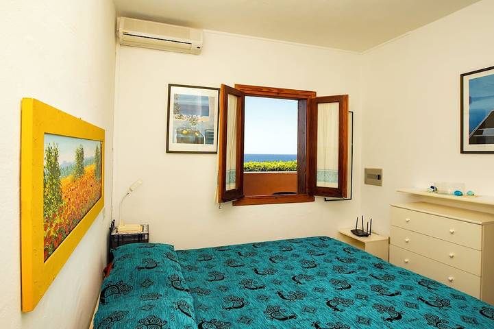 Appartamento intero, Intimo bilocale sulla scogliera con veranda vista mare accanto a Li Cossi in Costa Paradiso, Trinità d'Agultu e Vignola