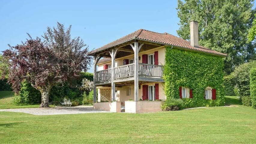 Location de vacances pour 6 personnes, avec piscine et jardin, animaux acceptés à Saint-Médard-d'Excideuil