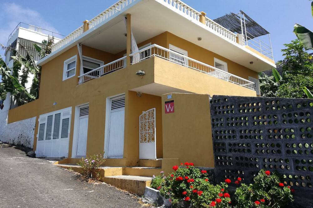 Casa Banana - Holiday home on the coast with views in La Bombilla, Tazacorte