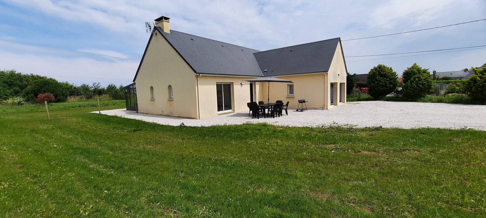 Holiday Home "Gîte with Game Room" with Private Terrace, Garden & Wi-Fi in Montfarville, Cherbourg region