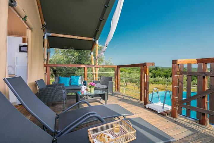Tente pour 5 personnes, avec Terrasse et Jardin ainsi que Piscine et Vue dans Krk - 3