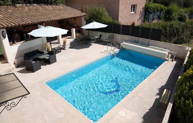 Gîte pour 2 personnes, avec vue ainsi que piscine et terrasse, animaux acceptés dans Revest-les-Roches