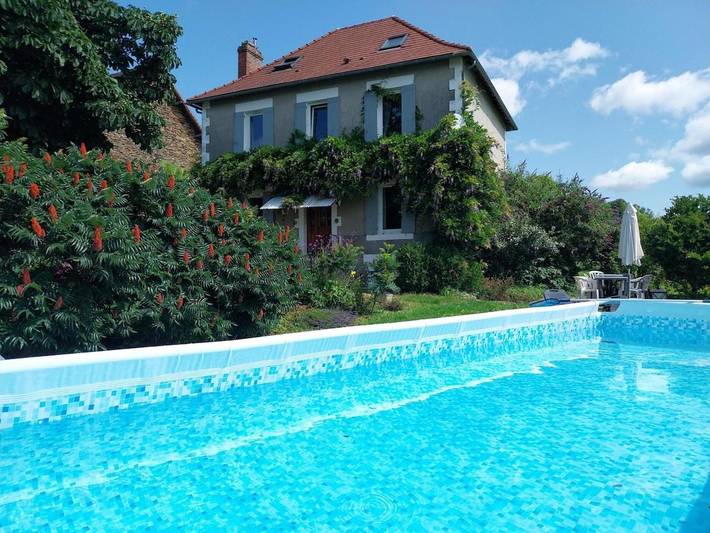 Location de vacances pour 10 personnes, avec vue et jardin ainsi que piscine et terrasse, adapté aux familles à Saint-Jory-de-Chalais