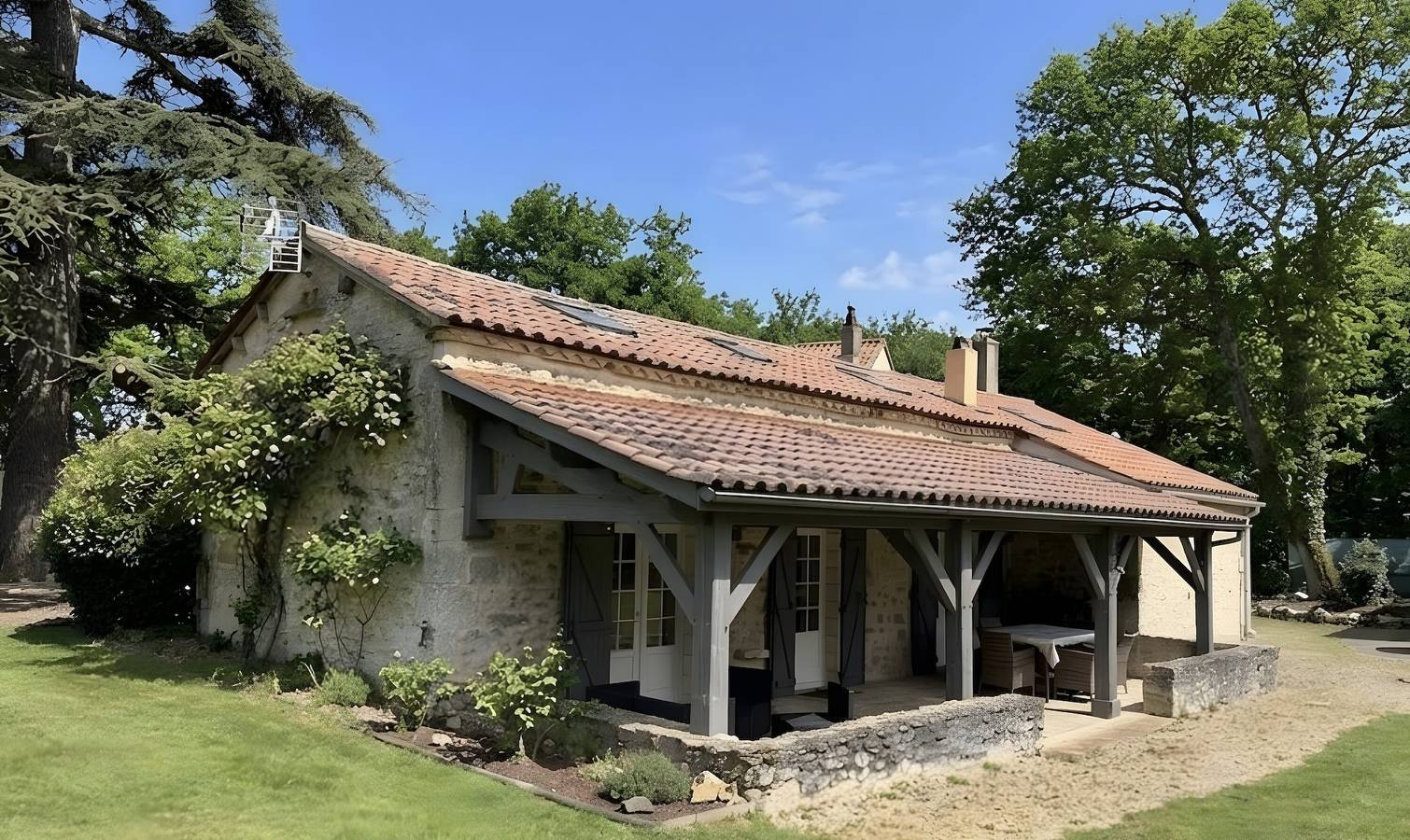 Charmante maison en pierre avec piscine au cœur du Périgord in Limeyrat, Périgord Noir