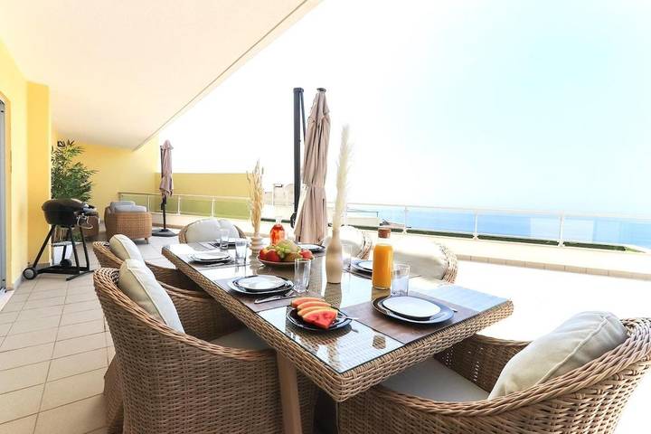 Apartamento para 4 personas, con vistas además de jardín y piscina en Sesimbra