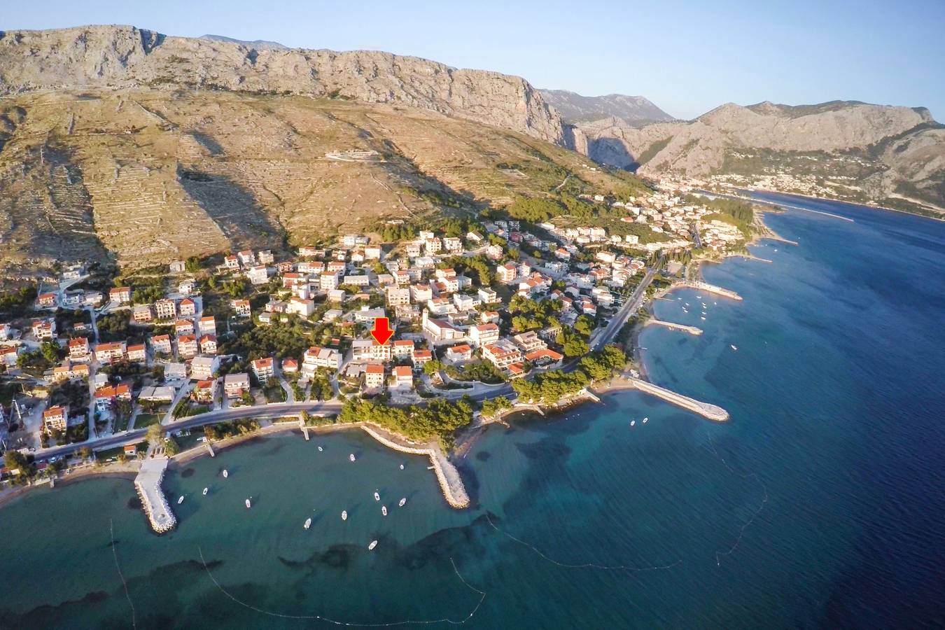 Ganze Wohnung, 3-Zimmer-Ferienwohnung mit Terrasse und Meerblick Duce, Omis A-14587-a in Dugi Rat, Omis-Riviera