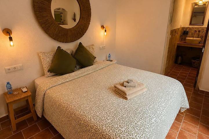 Encanto Guesthouse room 6, Rosa in Canillas de Aceituno, Cordillera Penibética