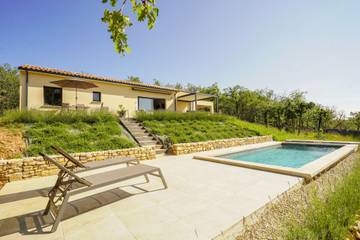 Gîte pour 6 personnes, avec piscine ainsi que jardin et terrasse à Vers