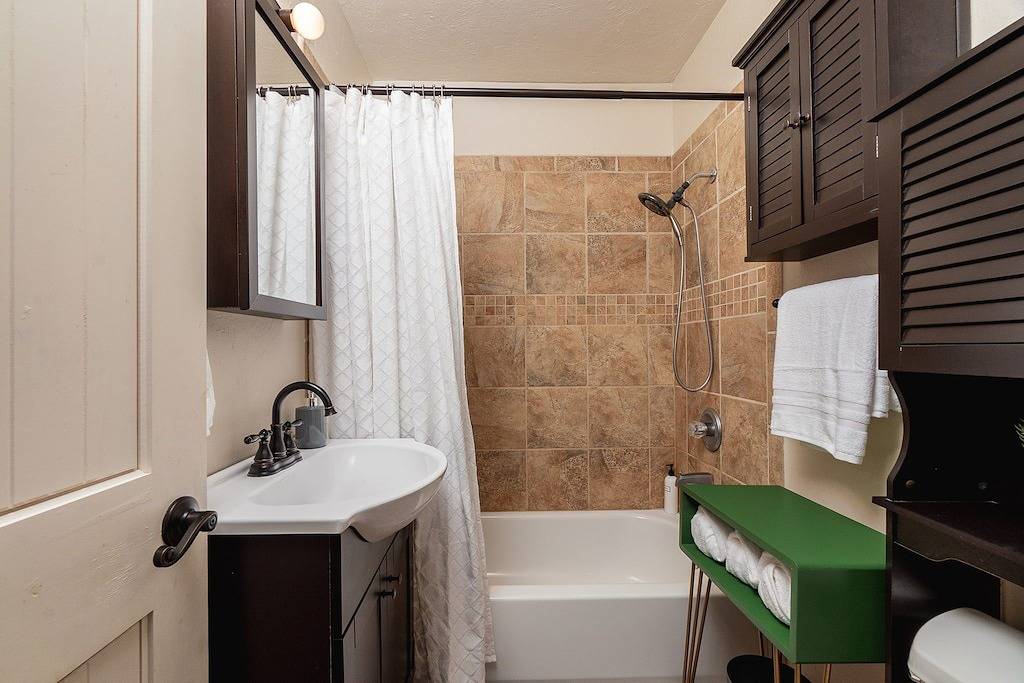 The Halcyon- a Cozy 2Br Tudor in Crestwood-Sleeps 6! in Oklahoma City, Oklahoma County