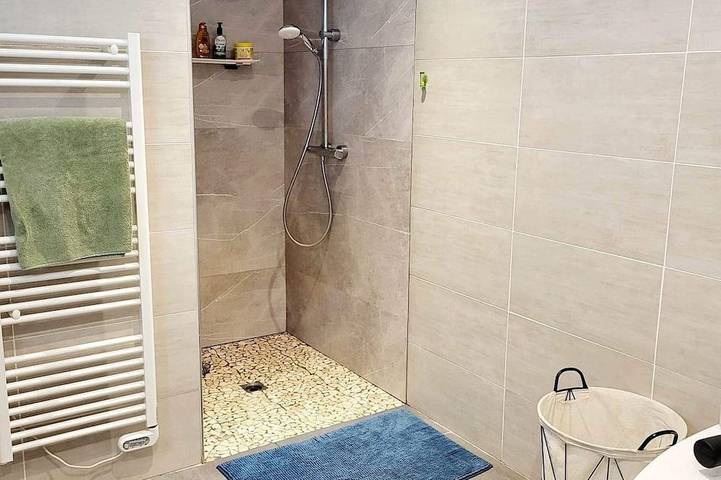 Location de vacances pour 8 personnes, avec terrasse ainsi que jacuzzi et jardin à Camaret-sur-Aigues - 3